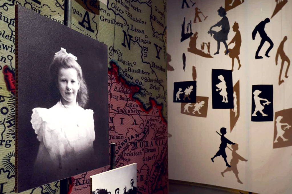 Station in der Ausstellung zur Kindheit Tisa von der Schulenburgs dass ein vergrößertes Kinderfoto von ihr zeigt Station in der Ausstellung zur Kindheit Tisa von der Schulenburgs dass ein vergrößertes Kinderfoto von ihr zeigt