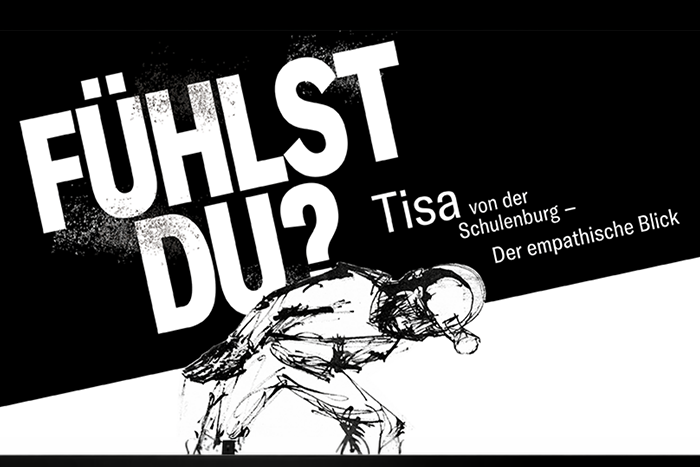 20260413_PreviewAusstellungsuebersichtFuehlstDu?-700x467 In schwarz und weiß gehaltene Keyvisual-Grafik zur Ausstellung "Fühlst Du? Tisa von der Schulenburg – Der empathische Blick, die Ausstellungstitel in fetten Lettern zeigt, der sich wie eine schwere Last auf den Rücken eines von Tisa mit Kohle gezeichneten Bergmanns stützt